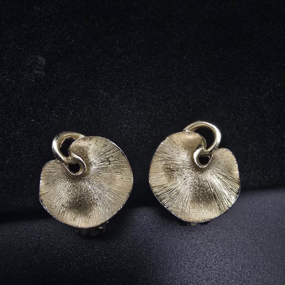 Lisner Brushed Gold Tone Leaf Earrings Clip On Lily Pad Vintage Jewelry